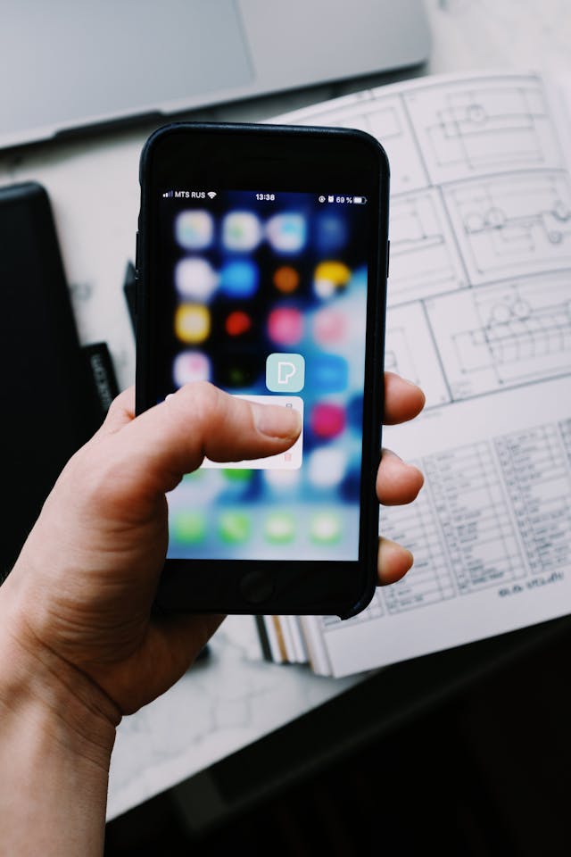 Descubra como saber se seu celular está sendo rastreado e quais sinais indicam invasão de privacidade. Saiba como se proteger e agir com...
