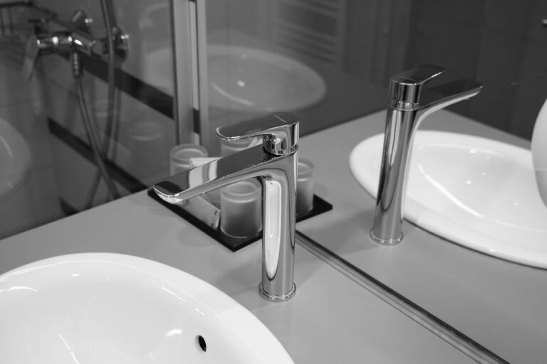 Torneiras compatíveis com pias de banheiro sobrepostas minimalistas